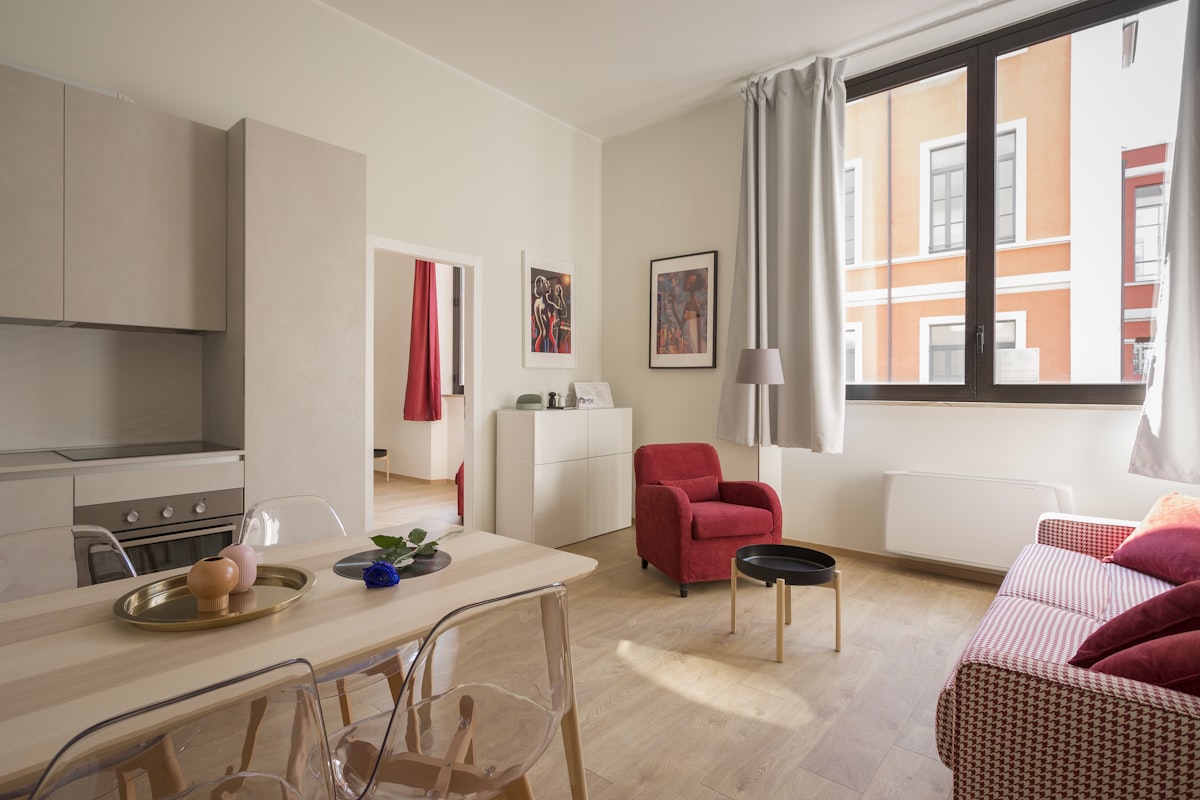 Modernes möbliertes Apartment mit Aussicht — Beispiel einer kommerziell kurzzeitvermieteten Wohnung nach dem Bundesgerichtsurteil vom 30. April 2026